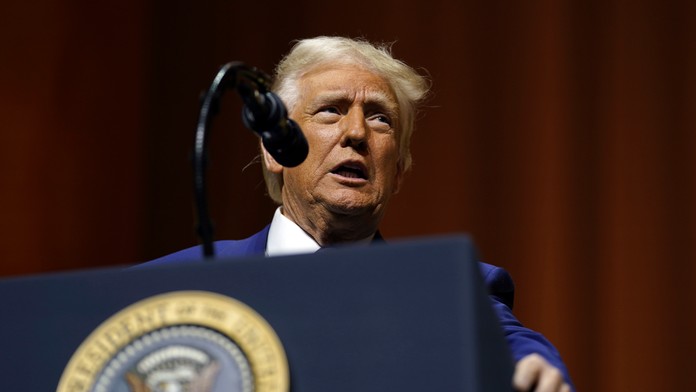 Ďalšia otočka Donalda Trumpa. Ukrajinci môžu bojovať ďalej a dodávky amerických zbraní budú pokračovať