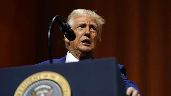 Ďalšia otočka Donalda Trumpa. Ukrajinci môžu bojovať ďalej a dodávky amerických zbraní budú pokračovať