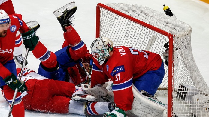 Na snímke druhý zľava ležiaci dole český útočník Robert Kousal strieľa gól, vpravo prekonaný nórsky brankár Lars Volden v zápase