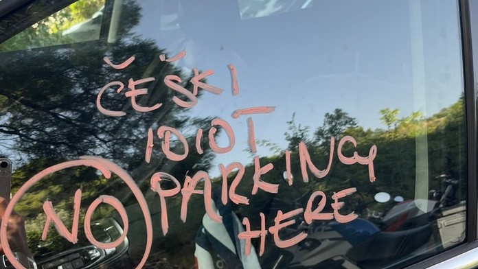 Čech v Chorvátsku nesprávne zaparkoval. Tamojší obyvatelia mu na aute zanechali drsný odkaz