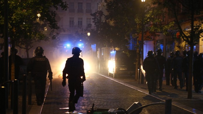 Výtržníci počas piatej noci nepokojov vo Francúzsku zaútočili na dom starostu, násilie však kleslo