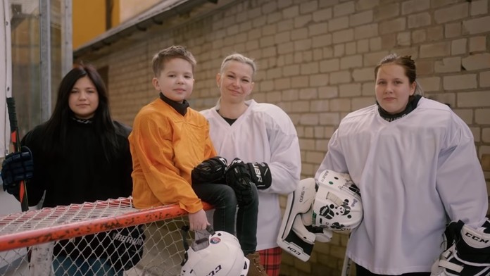 Záber z klipu k hymne hokejových MS 2021.