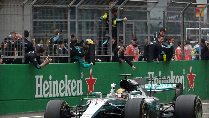 Britský pilot Mercedesu Lewis Hamilton