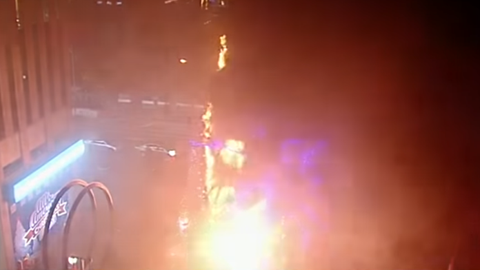 Plamene pohltili vianočný stromček v New Yorku.