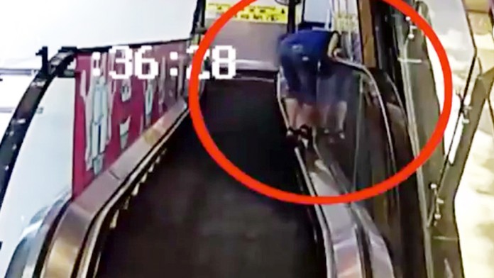 Zaseknutý chlapec na eskalátore.