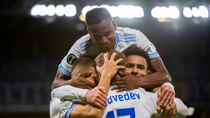 Hráči Slovana sa tešia z gólu.