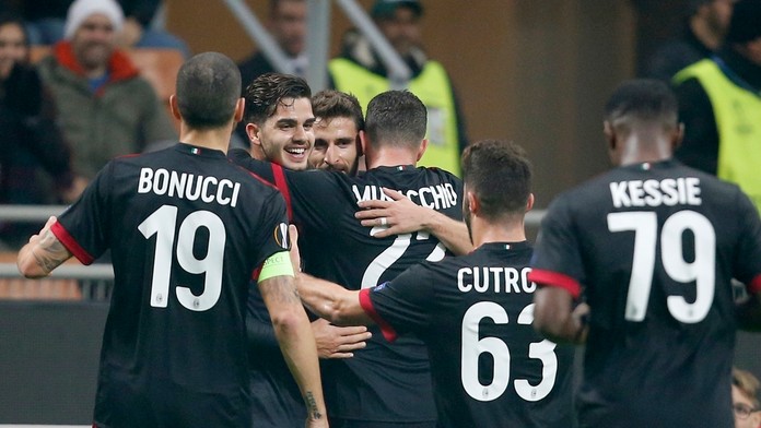 Nadšení hráči Slavie Praha po góle v dueli EL na pôde Hapoelu Tel Aviv.