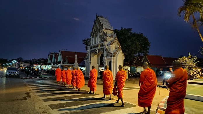 Na snímke mních v chráme.