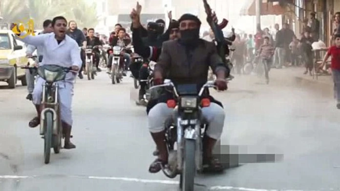 ISIS dokopali sýrskeho väzňa na smrť a jeho mŕtve telo vliekli ulicami mesta.