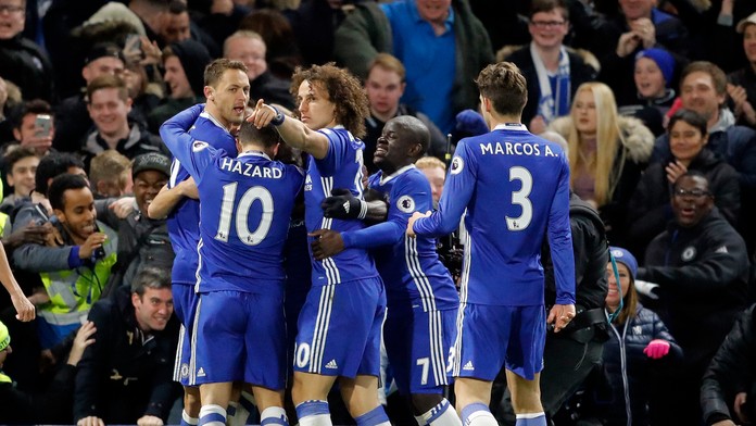 Liverpool pripravila o priebežné prvé miesto londýnska FC Chelsea.