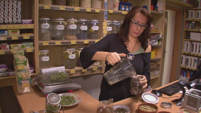 V pohári si môžete vypestovať bylinka na raňajky.