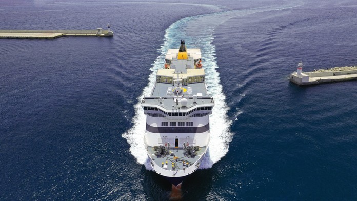 Pri pobreží Švédska horí trajekt. Na palube je 300 ľudí