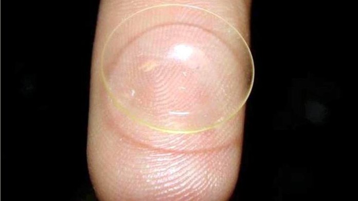 Šokujúce zistenie. Väčšina ľudí používa šošovky nesprávne.