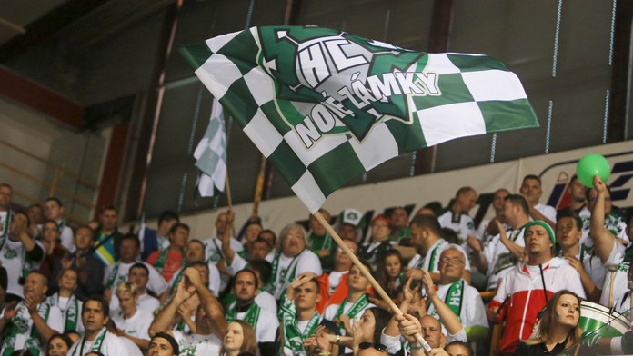 Na snímke fanúšikovia Nových Zámkov