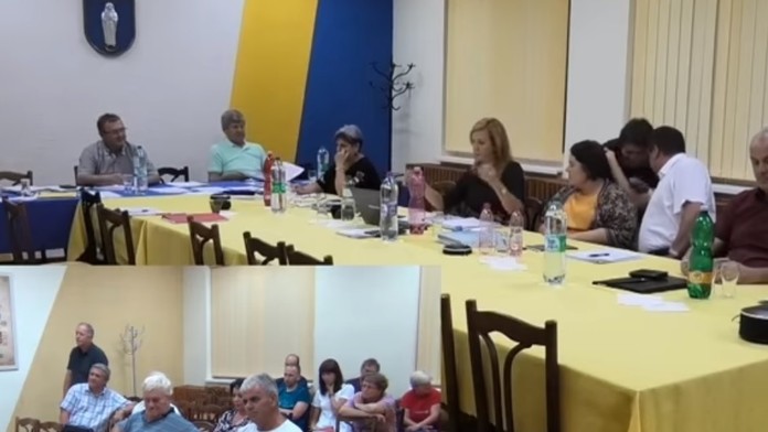 Lias Andersson z NY Rangers oslavuje so spoluhráčmi gól v príprave proti Philadelphii.