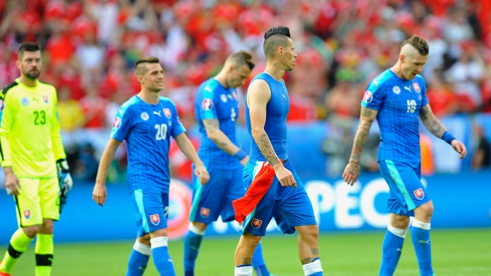 Sklamaní slovenskí hráči po prehre s Walesom v ich úvodnom zápase na ME vo Francúzsku.