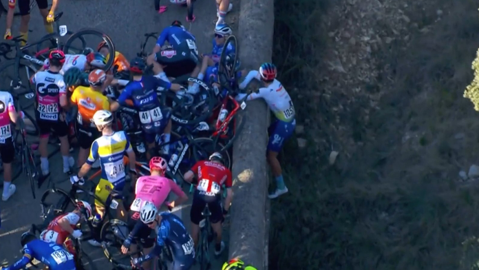 VIDEO: Pád na pretekoch vymrštil Saganovho kolegu z mosta. Cyklista po ňom visel nad priekopou