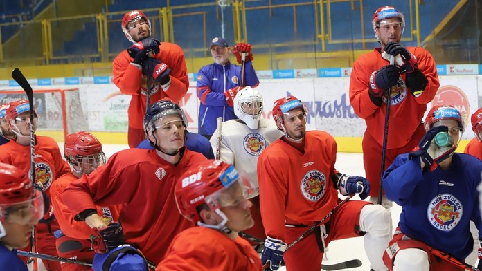 Na snímke minister zdravotníctva Marek Krajčí v ochrannom obleku