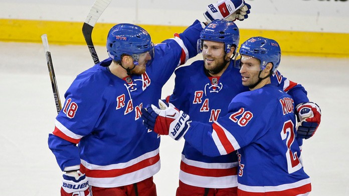 Hráč New Yorku Rangers Viktor Stalberg (uprostred) sa raduje so spoluhráčmi Marcom Staalom (vľavo) a Dominicom Mooreom počas záp