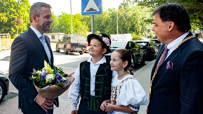 Predseda vlády Peter Pellegrini a primátor Veľkého Krtíša Dalibor Surkoš.