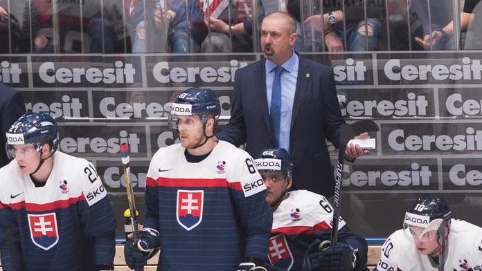 Tréner Zdeno Cíger, zľava na striedačke Peter Cehlárik, Marek Bartánus, Christian Jaroš a Martin Réway.