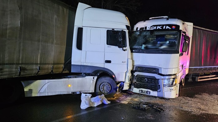 Nehoda kamiónov zablokovala privádzač na D1.