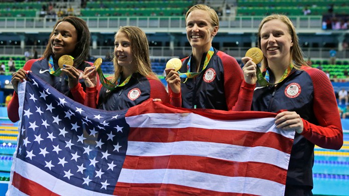 Americká zlatá štafeta 4x100 m: sprava Lilly Kingová, Dana Vollmerová, Kathleen Bakerová a Simone Manuelová