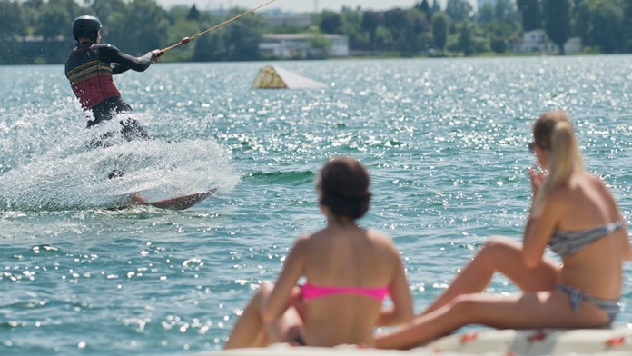 Teplé letné počasie vylákalo ľudí k vode.