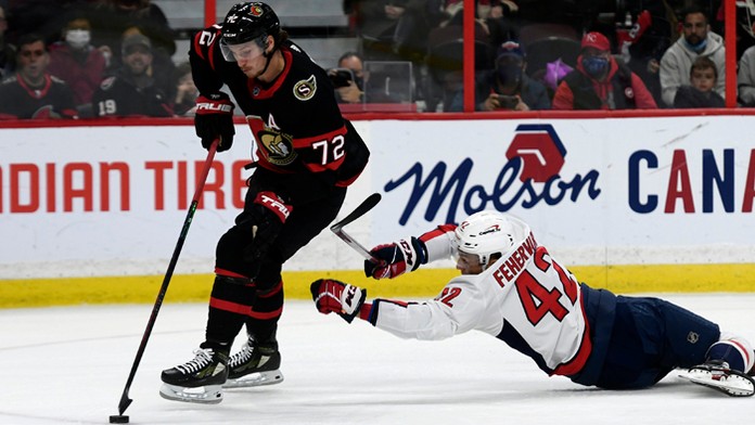 Na snímke vpravo slovenský obranca v drese Capitals Martin Feherváry.