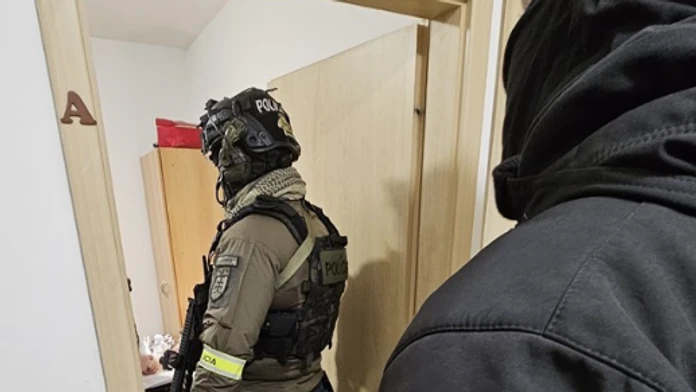 Na snímke policajti z Úradu hraničnej a cudzineckej polície.