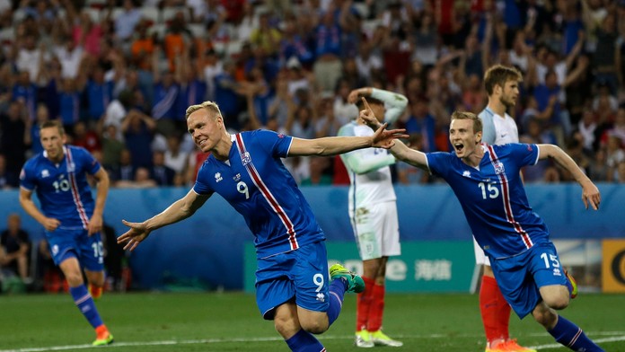 Hráč Islandu Kolbeinn Sigthorsson oslavuje druhý gól do bránky Anglicka počas ME.