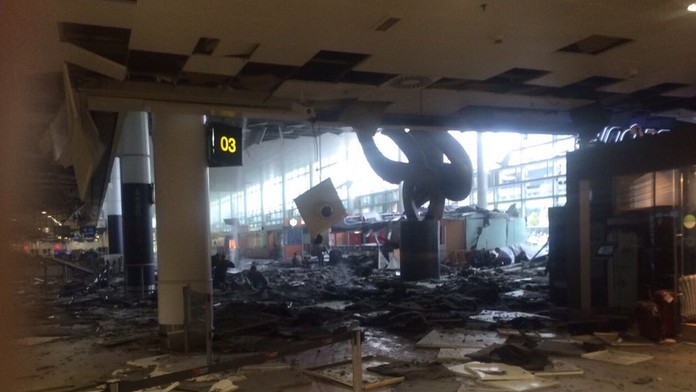 Odbavovacia hala bezprostredne po výbuchu bomby na bruselskom letisku Zaventem.