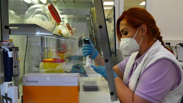 Slovensko sa rozbehlo v sekvenovaní pozitívnych vzoriek. Predbehli sme aj okolité štáty