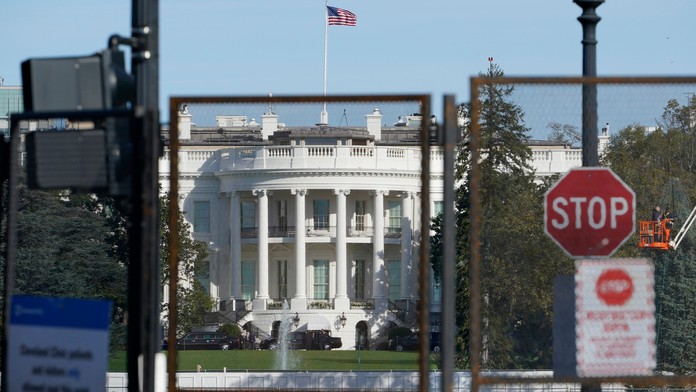 Biely dom je obkolesený vysokým plotom, ktorý bol nainštalovaný v noci na utorok.