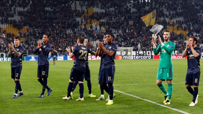 Radosť hráčov Manchesteru United po triumfe v dueli LM na pôde Juventusu.