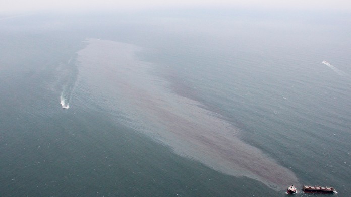 V japonských vodách sa rozlomila loď
