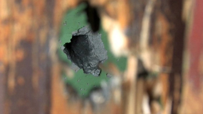 Diera v stene po masakri v Liptovskej Lúžnej.jpg