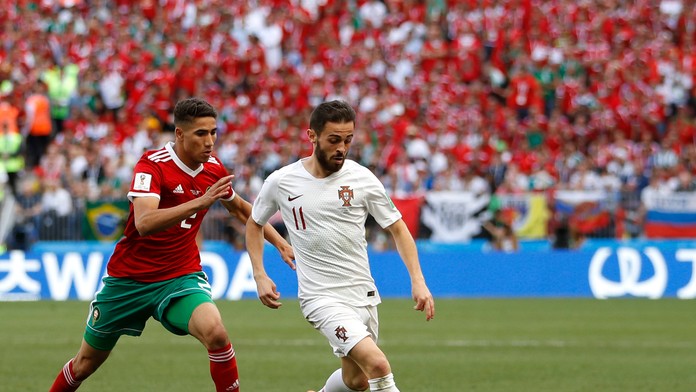 Marocký bek Achraf Hakimi (vľavo) sa snaží zastaviť Portugalčana Bernarda Silvu v dueli na MS 2018.