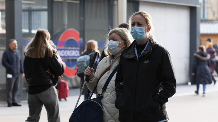 Spojené kráľovstvo čelí vlne „superchrípky“. Počet hospitalizácií za týždeň výrazne vzrástol
