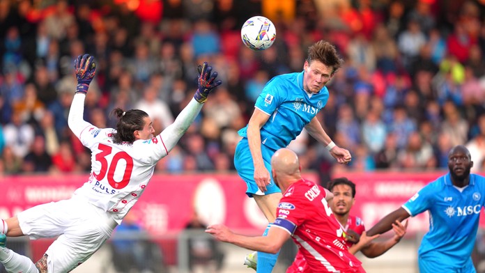 Neapol uspel na ihrisku posledného najtesnejším rozdielom a je v hre o titul. Dvojica Slovákov s prehrou