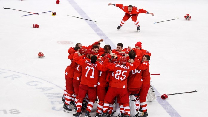Ruskí hokejisti sa radujú z titulu olympijských šampiónov.
