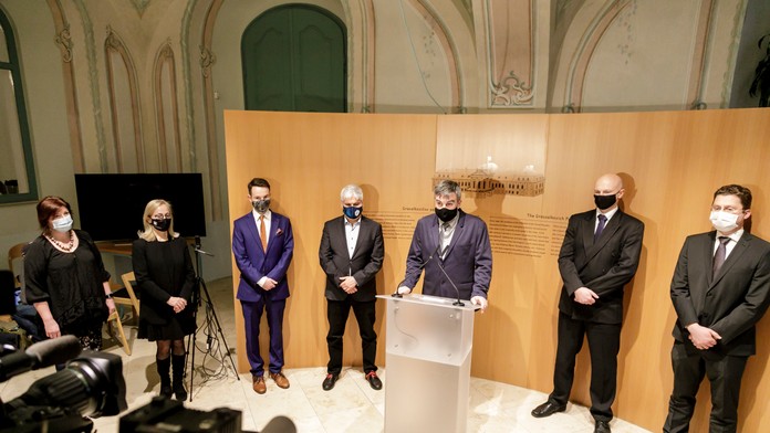 Na snímke slovenskí vedci, zľava epidemiologička Alexandra Bražinová, riaditeľka Biomedicínskeho centra Slovenskej akadémie vied Silvia Pastoreková, infektológ Peter Sabaka, biochemik Pavol Čekan, matematik Richard Kollár, virológ Boris Klempa a predseda 