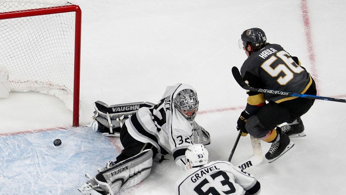 Druhý zápas štvrťfinálovej série medzi Los Angeles Kings a Vegas Golden Knights rozhodol Erik Haula.