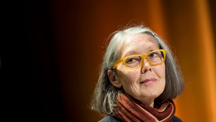 Nobelovu cenu za literatúru získala kanadská poetka Anne Carsonová