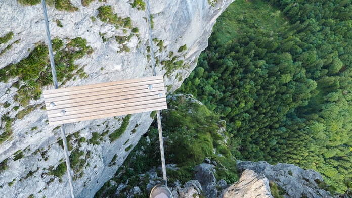 Náročná turistika na horu Drachenwand v rakúskych Alpách
