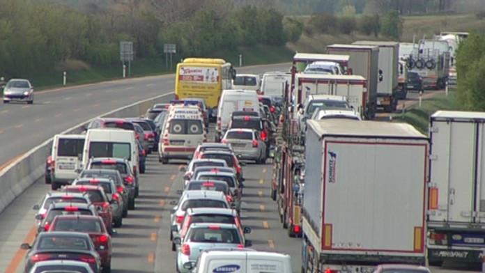 Kolóny na D1 pre nehodu