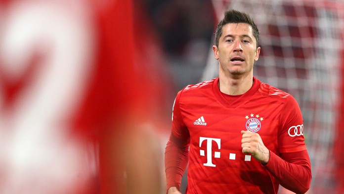 Sprava Robert Lewandowski a Thomas Müller z Bayernu Mníchov oslavujú gól v pohári proti Hoffenheimu.