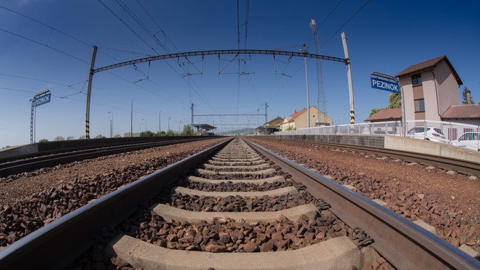 Na železničnej stanici v Pezinku došlo k tragédii. Vlak zrazil ženu, v nemocnici bojuje o život