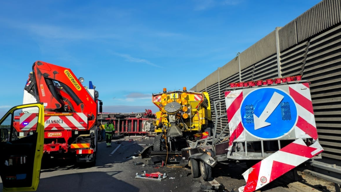 Zničené cestárske auto po tom, ako do neho na R1 vrazil kamión.