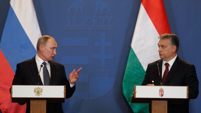 Ruský prezident Vladimir Putin (vľavo) a maďarský premiér Viktor Orbán. 